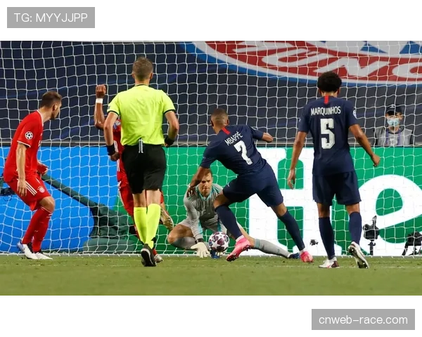 特写：诺伊尔扑出劳塔罗点球后振臂怒吼